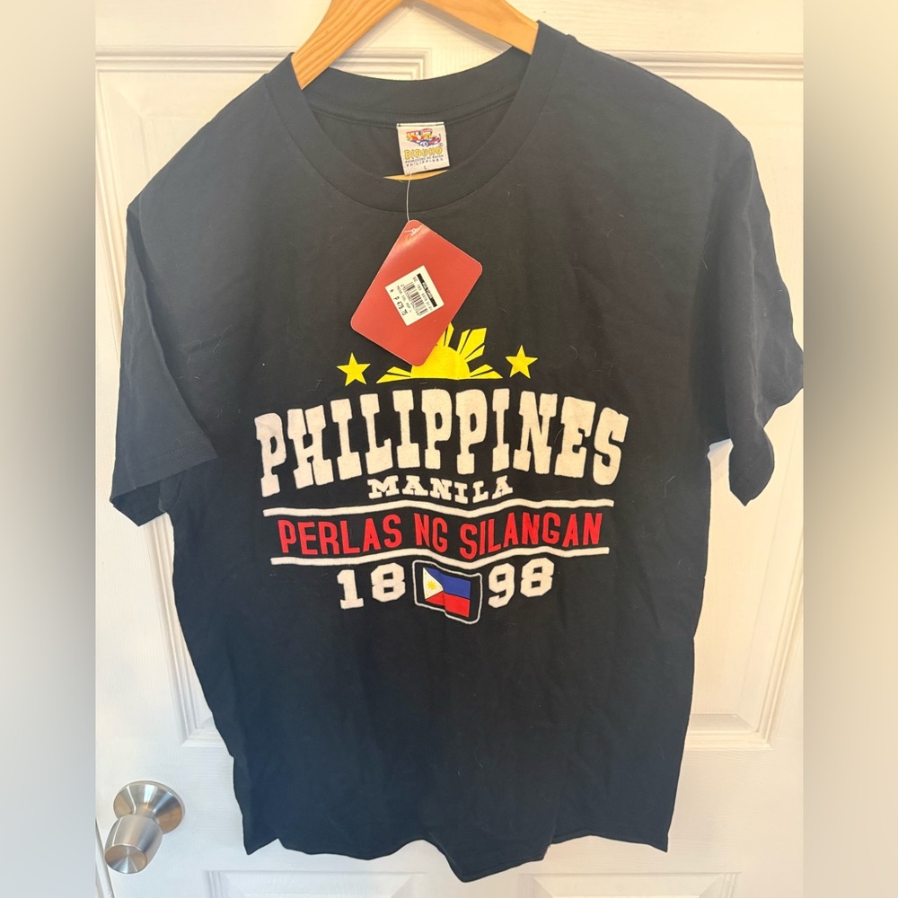 NWT Dibuno brand t-shirt featuring "Philippines Manila" graphic Size Large
